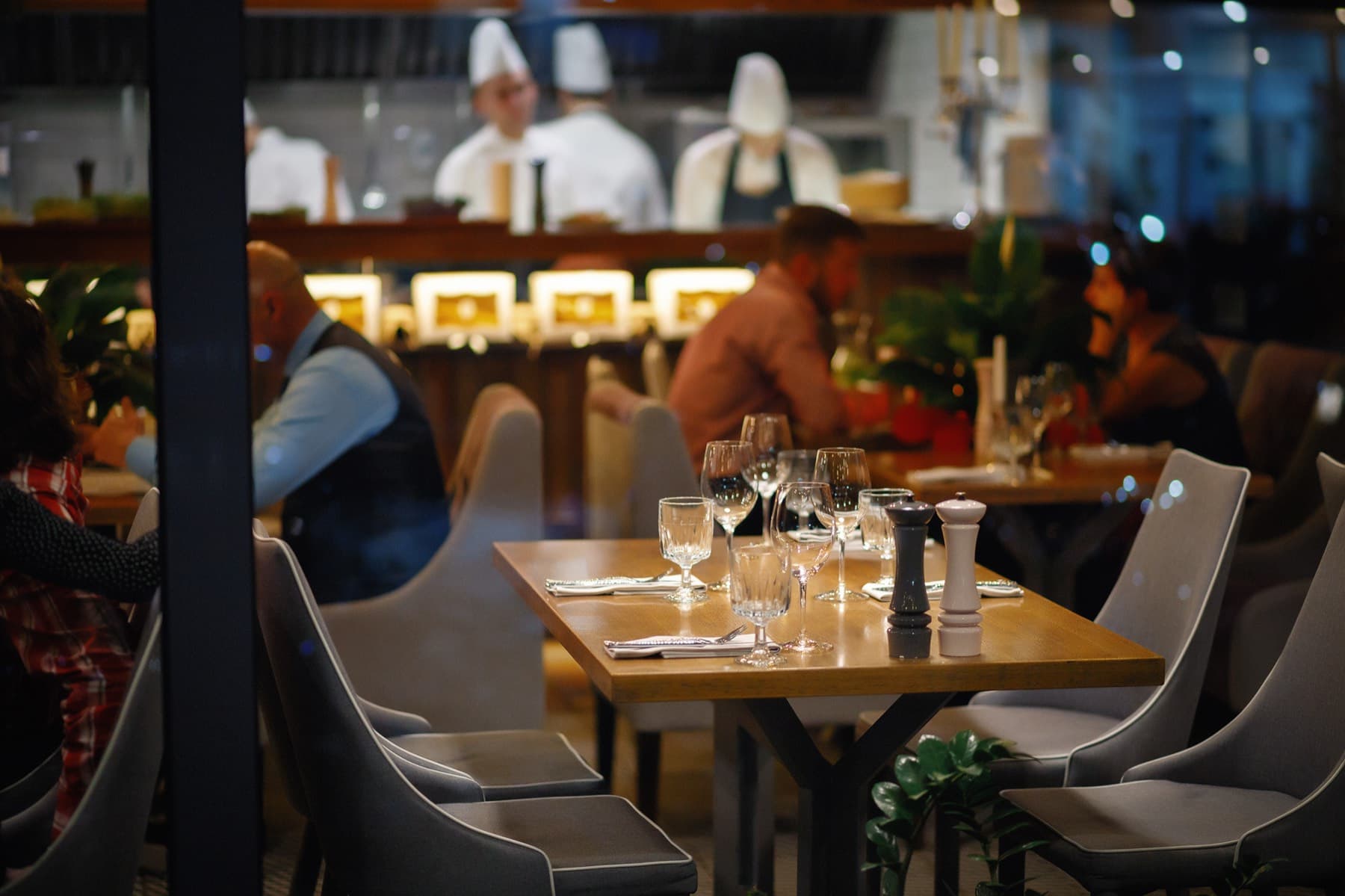 Salón de un restaurante en pleno servicio